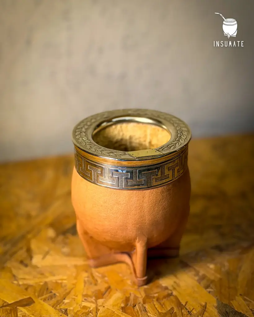 Imperial uruguayo con aplique en bronce