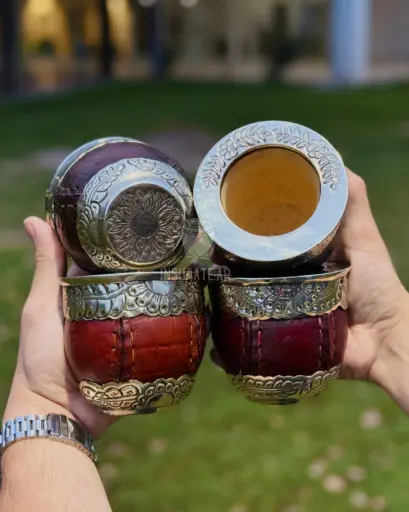 Imperial con base calada, cuero trabajado, fleje recortado y virola cincelada personalizable